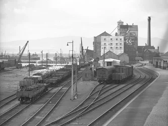 Zicht op goederen- en goederenwagons op zijsporen bij Silloth dok
