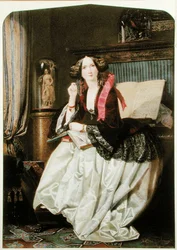 Miss Ashton zittend aan de piano