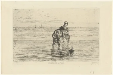Kinderen spelend met een scheepje aan het strand