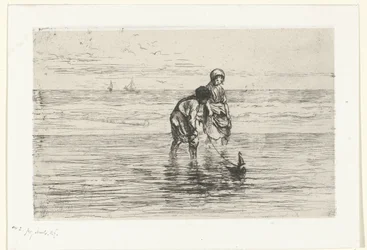 Kinderen spelend met een scheepje aan het strand