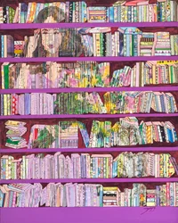 Kleurrijke vrouw bij de boekenkast
