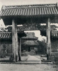 Poorten van de Tanjo-ji tempel, gewijd aan Nichiren, c1900, 1921