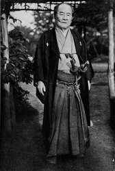 Burggraaf Shibusawa, 1840-1931 met zijn samoeraizwaarden, ca. 1900, 1921