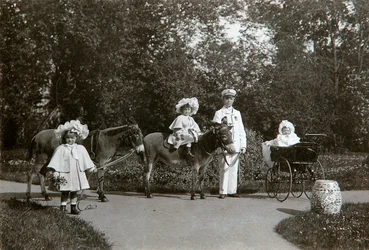 Grootvorstinnen Olga, Tatiana en Maria van Rusland, Tsarskoye Selo, Rusland, ca. 1899-1900