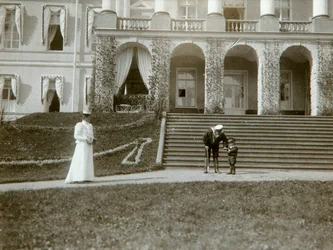 Tsarina Alexandra Fjodorovna met Tsarevitsj Alexei van Rusland, ca. 1907-1910