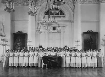Leerlingen van het Smolny Instituut voor Adellijke Meisjes tijdens een Muziekles, ca. 1913
