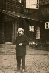 Russische auteur Leonid Andreyev bij zijn huis in Vammelsuu Serovo