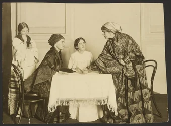 Middelbare school voor vrouwen in St. Petersburg, toneelstuk van Gogol "Het huwelijk".