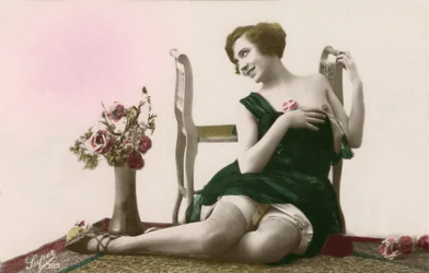 Vrouw in groene jurk, ca. begin 1900 (ansichtkaart)