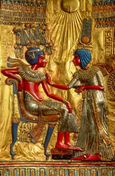 Detail van figuren op de binnenkant van de gouden troon die Toetanchamon en zijn vrouw afbeelden