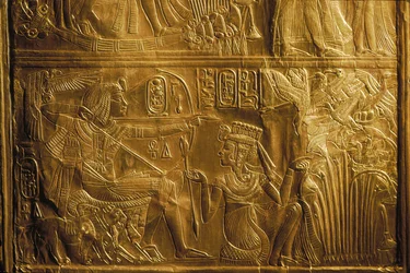 Detail van jachtvogels met boog en pijl op Canopische schrijn, goud, koning Toetanchamon, 2004 (foto)