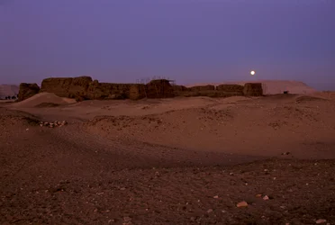 Volle maan ondergang over Shunet van Khasekhemuy, Abydos, Egypte