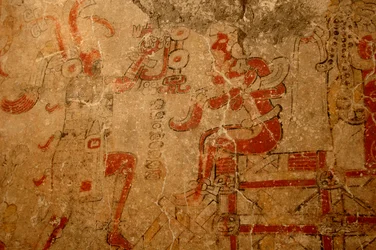 Priester kroont de koning op de troon, Vroeg Pre-klassieke muurschildering, Maya; Maya, 2002 (foto)