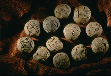 Ronde bullae; artefact, Oxus-beschaving; Turkmenistan; Gonor Depe-site; Victor Sarianidi