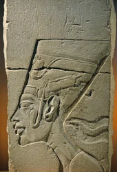 Beeldhouwersmodel van een hoofd bas-reliëf van Nefertiti, Amarna; Tempel van de Aten; kalksteen.