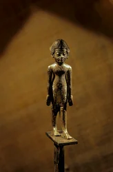 Zilveren staf met figuur van farao, KV 62, 2007