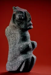 Zittend gebeeldhouwd stenen beeldje met verfresten, Tenochtitlan, Templo Mayor, Azteeks (2010)