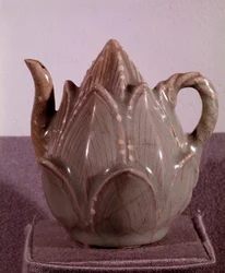 Koreaanse kunst: schenktuit in de vorm van een lotusbloem. Dim. 10,2 cm. Koryo-periode, eind 12e eeuw. Nationaal Museum van Korea