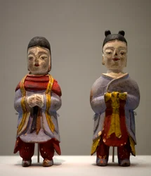 Beeldjes in sjamaankostuum. Polychrome houten beeldjes, Koreaanse kunst