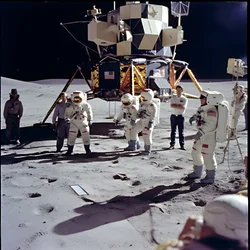 Groep mensen met tv-camera die de vervalsing van het Apollo 11-project moeten tonen 1