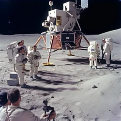 Groep mensen met tv-camera die de vervalsing van het Apollo 11-project moeten tonen 2