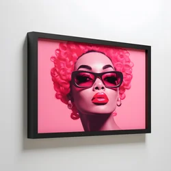 Kunstwerk van een zwarte vrouw in een roze houten lijst, die verkondigt dat ze sterk is 1