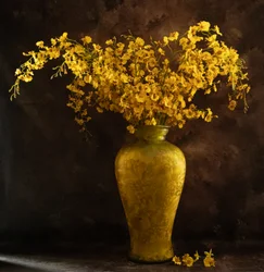 Gouden bloemen in een vaas