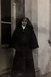 Album van de Eerste Wereldoorlog in Friuli-Venezia Giulia: portret van het Rode Kruis verpleegster Elena Bianconcini in Villa Brazzà
