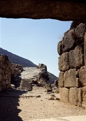 Uitzicht op de laan vanaf de Poort van de Leeuwen: site van de oude stad Mycene, in de Peloponnesos
