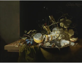 Stilleven van hazelnoten, druiven, oesters en andere etenswaren op een gedrapeerde tafel