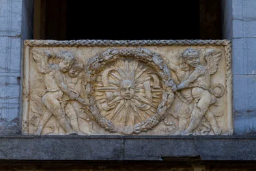Balustradeplaat met stralende zon in guirlande, bas-reliëf op de gevel van de San Sebastiano kerk