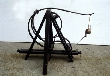 Een katapult. Model naar de tekening van Leonardo da Vinci. Museum voor Wetenschap en Technologie, Milaan.