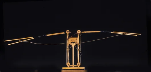 Machine om te vliegen met vleugels. Model naar de tekening van Leonardo da Vinci. Museum voor Wetenschap en Technologie, Milaan