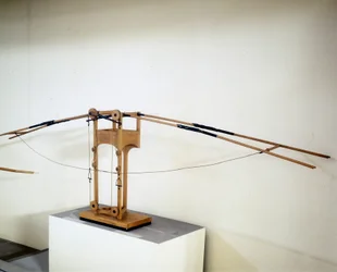 Machine om te vliegen met vleugels, model volgens de tekening van Leonardo da Vinci. Museum voor Wetenschap en Technologie, Milaan