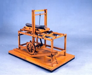 Houten model van een hydraulische zaag aangedreven door tandwielen en water. Gemaakt naar een tekening van Leonardo da Vinci (1452-1519). Museum voor Wetenschap en Technologie, Milaan.