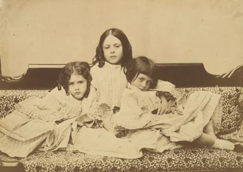 Edith, Ina en Alice Liddell op een bank, zomer 1858