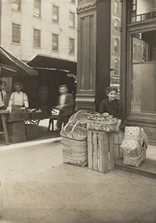 Lena Lochiavo - 11 jaar oud, mand (en pretzel) verkoper, op Sixth Street Market voor de ingang van de saloon, Cincinnati, Ohio