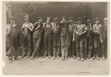 Een groep jonge wetenschappers aan het werk in een conservenfabriek in Indianapolis, Indiana
