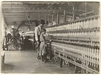 [Man met meisje bij spinmachine, Zuid-Carolina katoenfabriek].