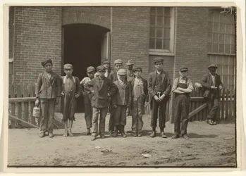 [Molenarbeiders buiten de fabriek, Massachusetts].