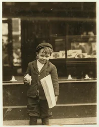 De 5-jarige krantenjongen Tommy Hawkins, slechts 3 voet 4 duim lang, aan het werk in St. Louis, Missouri, 1910