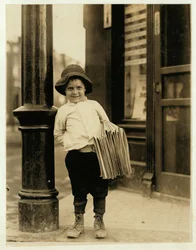 6-jarige krantenjongen, bekend als Little Fattie en slechts 3 voet 4 duim lang, werkt al een jaar in St. Louis, Missouri, 1910