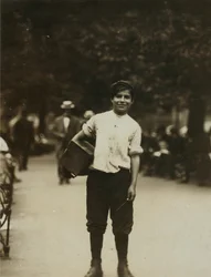 Een jonge schoenpoetser aan het werk op Union Square, New York City