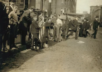 Jongens leuren met ideeën op straat in Boston, Massachusetts