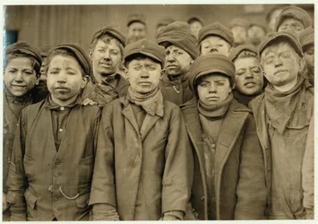 Breaker boys (die met de hand kolen sorteren) bij Hughestown Borough Coal Co. Pittston, Pennsylvania, 1911