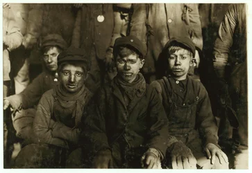 Jonge kolensorteerders, die steenkool met de hand sorteren, bij Hughestown Borough Coal Co., Pittston, Pennsylvania, 1911