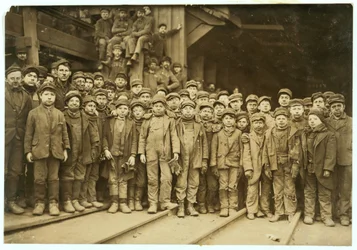 Jongens die kolen met de hand sorteren bij de Ewen Breaker van Pennsylvania Coal Co., South Pittston, Pennsylvania, 1911