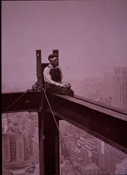 Empire State Building in aanbouw, toont een werkman die pauzeert