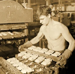 Fabrieksarbeider bij de Paragon Rubber Company, Massachusetts, 1936