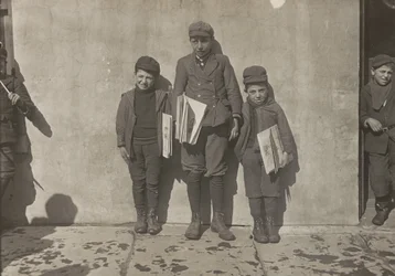 John Pento, 14 jaar oud, Daniel en Angelo Pento, 7 jaar oud, kranten verkopend, Hartford, Connecticut